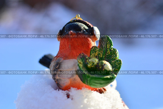 Новогодняя игрушка - снегирь. Редакционное фото, фотограф Alexsa Photo / Фотобанк Лори