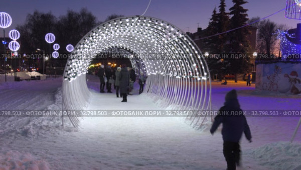Новогодняя иллюминация. Световой туннель. New Year's illumination. Light tunnel. (2019 год). Редакционное видео, видеограф Евгений Романов / Фотобанк Лори