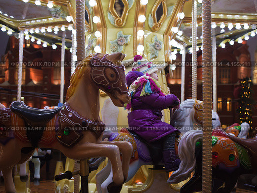 Новогодняя Страсбургская ярмарка в Москве. Карусели. Манеж (2012 год). Редакционное фото, фотограф Victoria Demidova / Фотобанк Лори