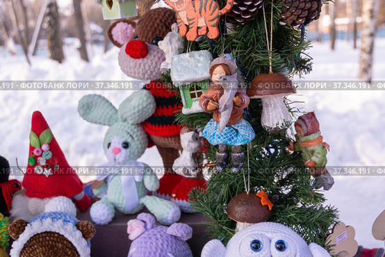 Новогодняя ярмарка. Товары ручной работы. Елочные игрушки. New Year's Fair. Handmade goods. Christmas tree toys (2022 год). Редакционное фото, фотограф Мария / Фотобанк Лори