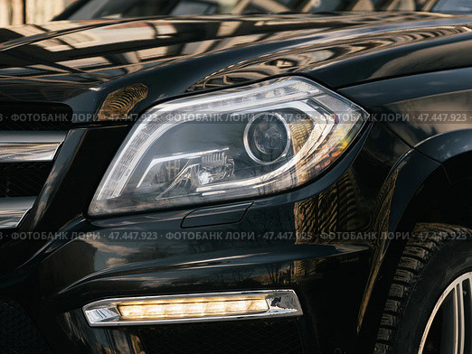 Novosibirsk, Russia -  March  23, 2024: Mercedes-Benz GL-class, close up of the of  black  car with clear light headlight, bumper,  foglights. Стоковое фото, фотограф Виталий Сова / Фотобанк Лори