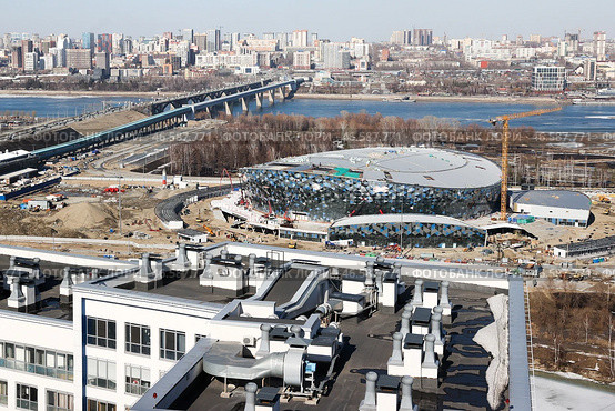Новосибирск. Строящийся Ледовый дворец спорта и Октябрьский мост (на втором плане) (2022 год). Стоковое фото, фотограф Кирилл Кухмарь / ТАСС / Фотобанк Лори