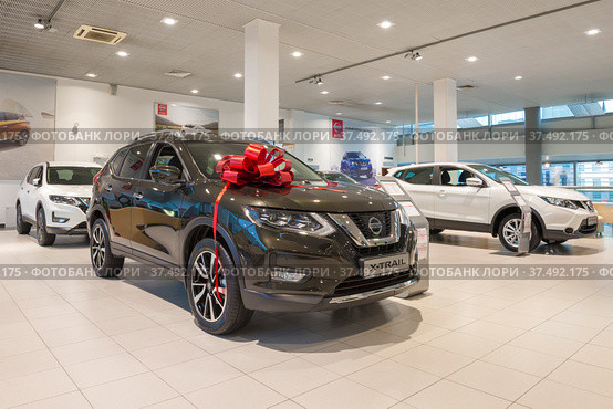 Новые автомобили Nissan в магазине официального дилера. Санкт-Петербург (2019 год). Редакционное фото, фотограф Виктор Карасев / Фотобанк Лори