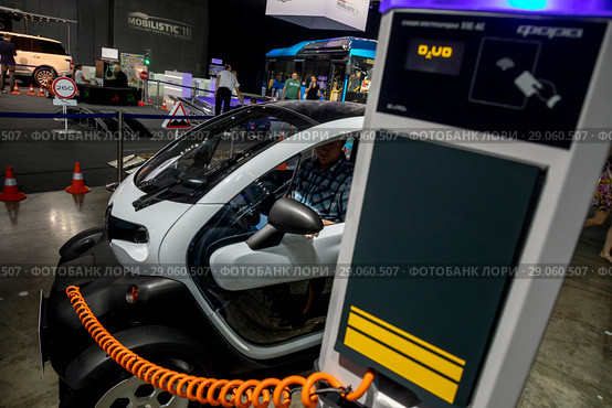 Новый электромобиль Renault Twizy  заряжается от станция зарядки электромобилей "Фора" на технологическом фестивале Mobilistic 2018 в городе Москве, Россия. Редакционное фото, фотограф Николай Винокуров / Фотобанк Лори
