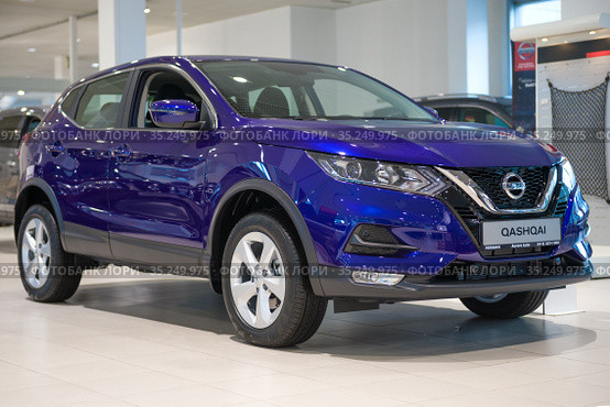 Новый голубой Nissan Qashqai крупным планом в шоуруме официального дилера (2019 год). Редакционное фото, фотограф Виктор Карасев / Фотобанк Лори