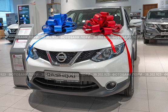 Новый проданный автомобиль "Nissan-Кашкай" в автосалоне официального дилера (2019 год). Редакционное фото, фотограф Виктор Карасев / Фотобанк Лори