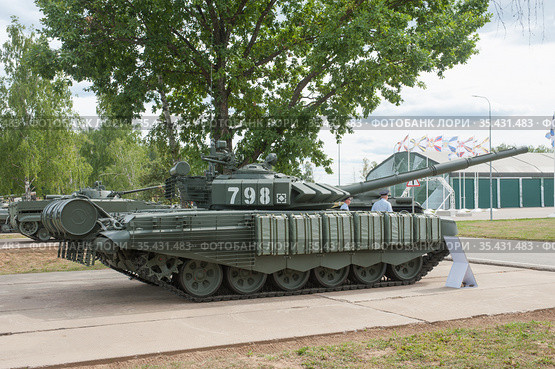 Новый российский основной танк Т-72 В3 стоит на полигоне "Алабино" в парке "Патриот", Международный военно-технический форум "Армия-2019", Московская область, вид справа. Редакционное фото, фотограф Малышев Андрей / Фотобанк Лори