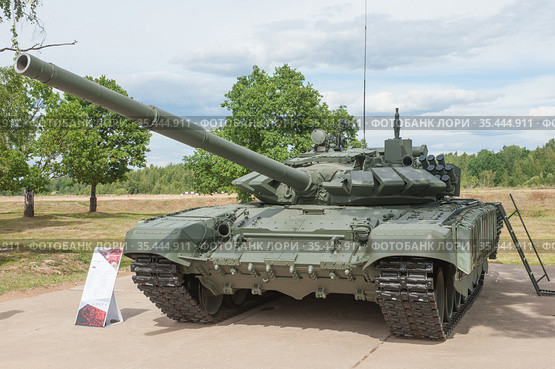 Новый российский основной танк Т-72 В3 стоит на полигоне Алабино в парке "Патриот", Международный военно-технический форум "Армия-2019", Московская область. Редакционное фото, фотограф Малышев Андрей / Фотобанк Лори