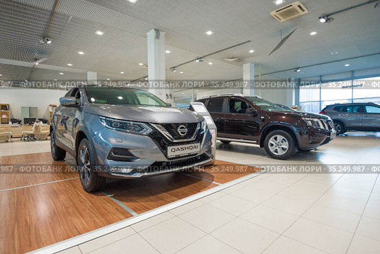 Новый серый Nissan Qashqai  в шоуруме официального дилера (2019 год). Редакционное фото, фотограф Виктор Карасев / Фотобанк Лори