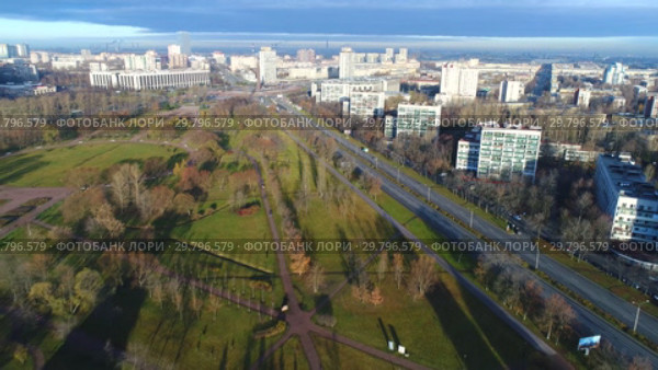 Ноябрьское утро над Пулковским парком (аэросъемка). Московский район Санкт-Петербурга (2018 год). Стоковое видео, видеограф Виктор Карасев / Фотобанк Лори