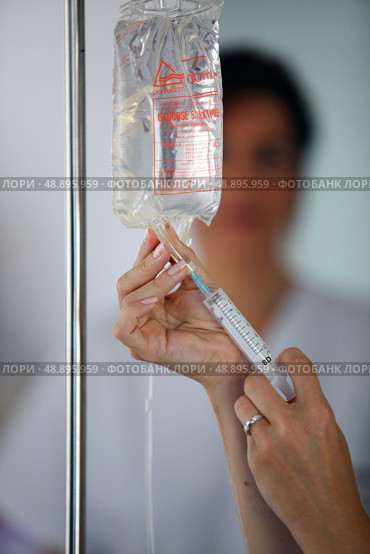 Nurse preparing saline drip. Стоковое фото, агентство Ingram Publishing / Фотобанк Лори