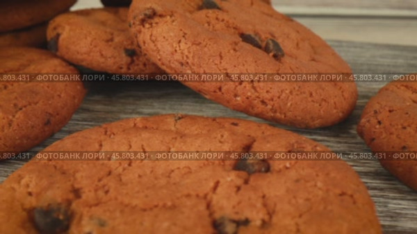 Oatmeal cookies with chocolate close-up. Стоковое видео, видеограф Андрей Армягов / Фотобанк Лори