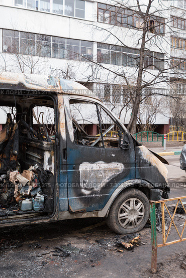 Обгоревший автомобиль у жилого дома. Стоковое фото, фотограф Родион Власов / Фотобанк Лори