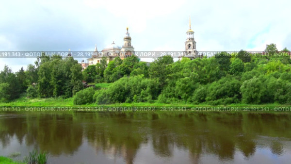 Облачный июльский день на реке Тверца. Вид на купола Борисоглебского монастыря. Торжок, Тверская область (2017 год). Стоковое видео, видеограф Виктор Карасев / Фотобанк Лори