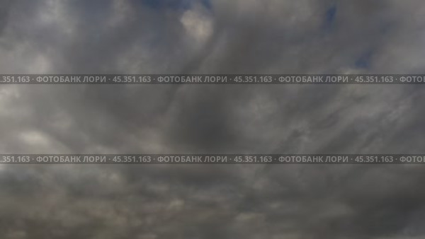 Облака плывут по небу. Синее небо покрыто облаками, которые быстро перемещаются по небу. Перистые и кучевые облака расположены на разной высоте и по ходу изменяют свою форму и размер. Стоковое видео, видеограф Andrew_Swarga / Фотобанк Лори