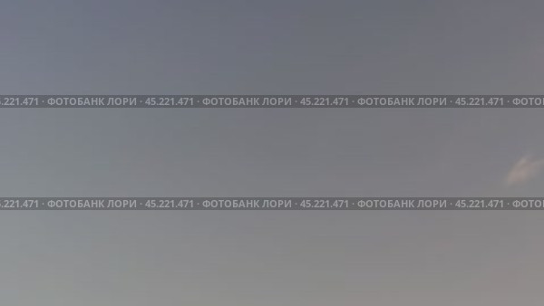Облака плывут по небу. Синее небо с белыми перистыми облаками, которые медленно перемещаются по небу. Они расположены на разной высоте и на ходу изменяют свою форму и размер. темнеет. Стоковое видео, видеограф Andrew_Swarga / Фотобанк Лори