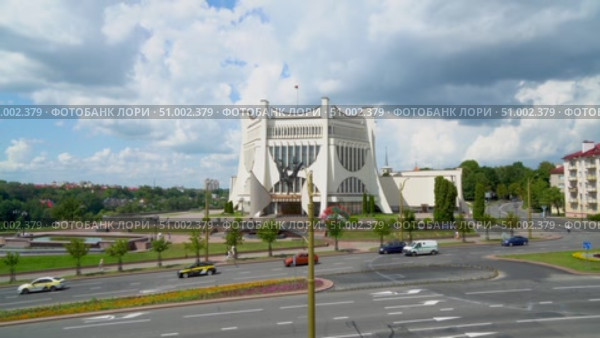 Областной драматический театр в городе Гродно, Беларусь. Летний городской пейзаж и движение машин по шоссе. Редакционное видео, видеограф Sergei Gorin / Фотобанк Лори