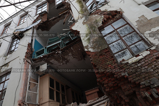 Обрушившаяся часть здания (2021 год). Редакционное фото, фотограф Дмитрий Неумоин / Фотобанк Лори