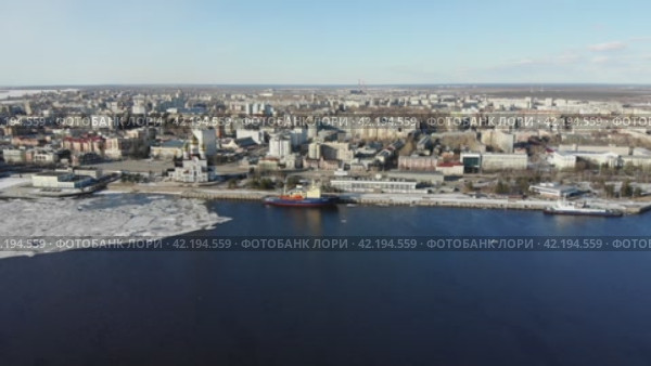 Общий вид на город Архангельск. Порт, ледоход и сухогрузы. Редакционное видео, видеограф Яковлев Сергей / Фотобанк Лори