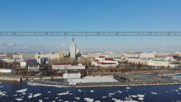 Общий вид на город Архангельск. Порт, ледоход и сухогрузы. Стоковое видео, видеограф Яковлев Сергей / Фотобанк Лори