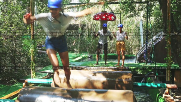 Obstacle course over the water - fun adventure in an amusement park. Стоковое видео, видеограф Яков Филимонов / Фотобанк Лори