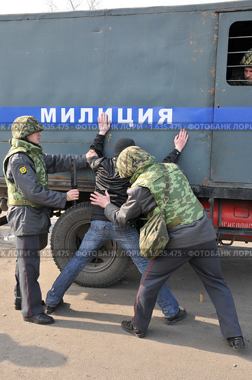 Обыск задержанного (2010 год). Редакционное фото, фотограф Free Wind / Фотобанк Лори