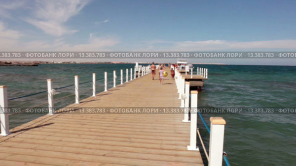Обзор морской бухты с деревянной пристанью уходящей в море. Красное море, Хургада, Египет (2015 год). Редакционное видео, видеограф Кекяляйнен Андрей / Фотобанк Лори