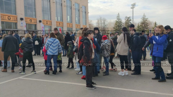 Очередь на 15-й Фестиваль экстремальных видов спорта «Прорыв» во Дворец спорта «Лужники». Москва, 9 апреля 2022. The queue for the 15th Festival of Extreme Sports "Breakthrough" at the Luzhniki Sports Palace. Редакционное видео, видеограф Мария / Фотобанк Лори