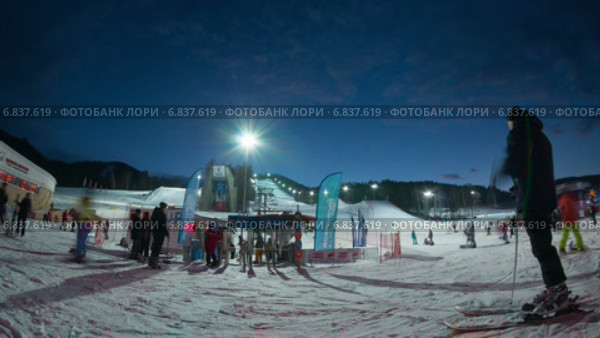 Очередь на подъемник на горнолыжном курорте, таймлапс (2014 год). Редакционное видео, видеограф Леван Каджая / Фотобанк Лори