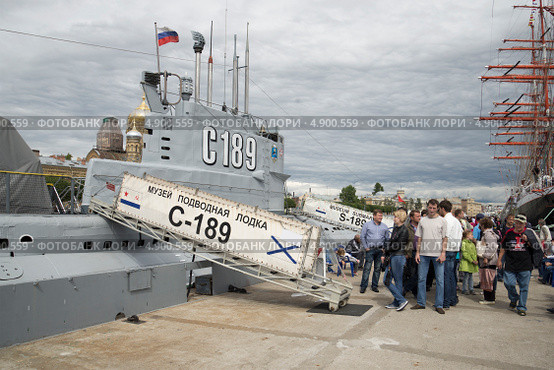 Очередь в музей подводную лодку С-189. Санкт-Петербург (2013 год). Редакционное фото, фотограф Виктор Карасев / Фотобанк Лори