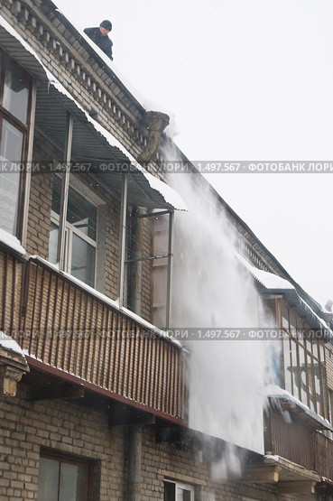 Очистка крыши от снега, снегопад (2008 год). Стоковое фото, фотограф Александр Курлович / Фотобанк Лори