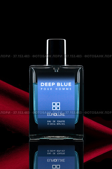 Одеколон DEEP BLUE.(Мужской). (2022 год). Редакционное фото, фотограф Кирилл Репневский / Фотобанк Лори
