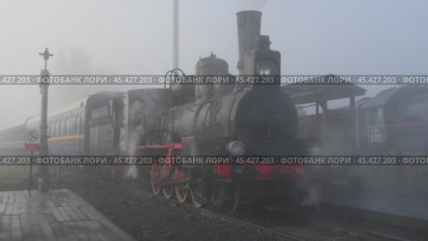 Один из самых старых работающих паровозов России - Ов.324 в октябрьском утреннем тумане. Станция Сортавала, Карелия. Редакционное видео, видеограф Виктор Карасев / Фотобанк Лори