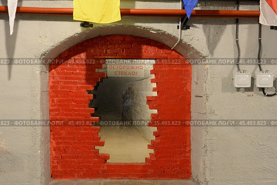 Один из тоннелей в Балаклавском подземном музейном комплексе, Крым (2021 год). Редакционное фото, фотограф Free Wind / Фотобанк Лори