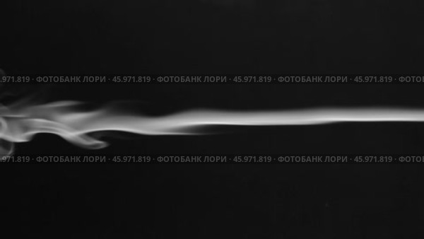 Одиночный белый дымок на черном фоне. Линия дыма красиво переходит в клубы дыма. Стоковое видео, видеограф Александр Собко / Фотобанк Лори