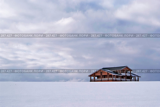 Одиноко стоящий дом в заснеженном поле на фоне кучевых облаков. Стоковое фото, фотограф Sergey Toronto / Фотобанк Лори