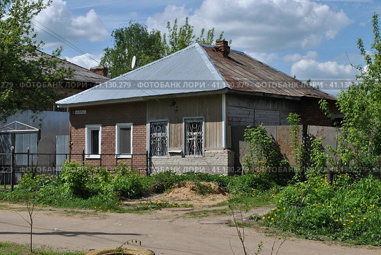 Одноэтажный жилой дом. Улица Чернышевского. Город Серпухов. Московская область (2014 год). Стоковое фото, фотограф lana1501 / Фотобанк Лори