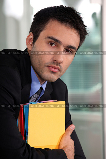 Office worker holding folders. Стоковое фото, агентство Ingram Publishing / Фотобанк Лори