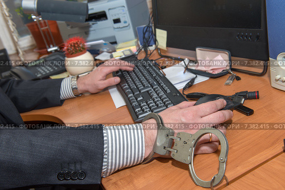 Офисный служащий прикован к рабочему месту. Стоковое фото, фотограф Pukhov K / Фотобанк Лори