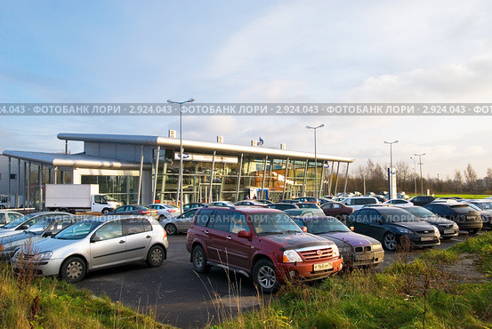 Официальный дилер Ford в Санкт-Петербурге, автосалон «Форд Центр Максимум» (2011 год). Редакционное фото, фотограф Румянцева Наталия / Фотобанк Лори