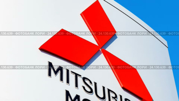 Официальный дилерский знак Mitsubishi на фоне голубого неба (2016 год). Редакционное видео, видеограф FotograFF / Фотобанк Лори
