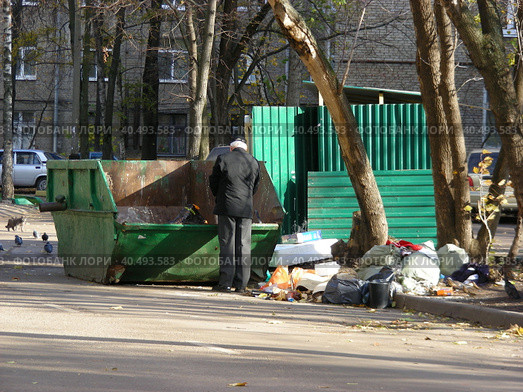 Огороженное сооружение с мусорными контейнерами во дворе жилых домов на Новопетровской улице. Район Коптево. Город Москва (2012 год). Редакционное фото, фотограф lana1501 / Фотобанк Лори