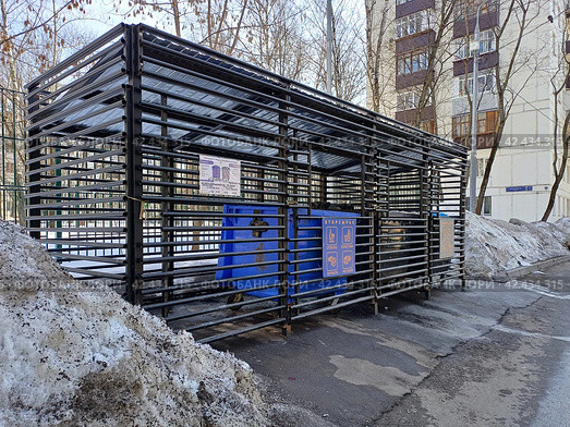 Огороженное сооружение с мусорными контейнерами. 9-ая Парковая улица. Район Измайлово. Город Москва (2024 год). Редакционное фото, фотограф lana1501 / Фотобанк Лори