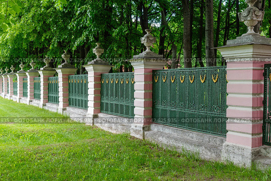 Ограда парка. Усадьба графа Петра Борисовича Шереметева. Кусково. Москва (2019 год). Редакционное фото, фотограф Александр Щепин / Фотобанк Лори