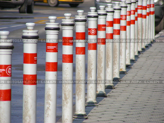 Ограждение из столбиков "Стопмобил" на дороге (2011 год). Редакционное фото, фотограф lana1501 / Фотобанк Лори