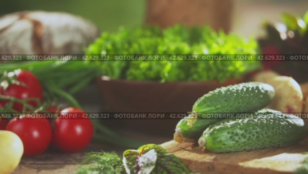 Огурцы на доске. Стоковое видео, видеограф Чураков Евгений / Фотобанк Лори