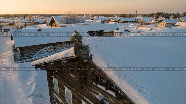 Охлупень - деревянный конёк на крыше деревенского дома. Зима, аэрофотосъёмка. Веркола, Пинежский район, Архангельская область. Стоковое фото, фотограф Николай Гернет / Фотобанк Лори