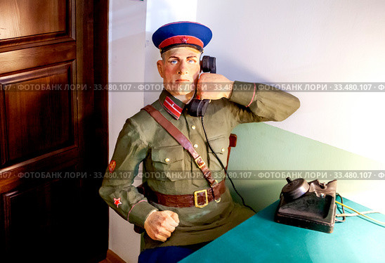 Охранник в военном мундире. Музей разведчика Николая Кузнецова. Город Талица, Свердловская область (2020 год). Редакционное фото, фотограф Сергей Афанасьев / Фотобанк Лори