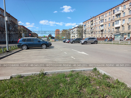Охраняемая платная автостоянка. Ивантеевская улица. Район Богородское. Город Москва (2023 год). Редакционное фото, фотограф lana1501 / Фотобанк Лори