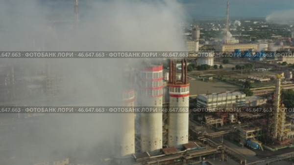 Oil and gas refinery plant. Стоковое видео, видеограф Михаил Коханчиков / Фотобанк Лори